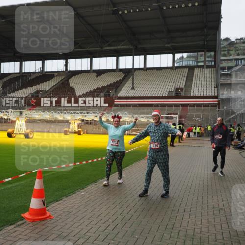 07.12.2025 - St. Pauli X-Mass-Run No. 15 Fabian Wolf http://msf.ph/oto/9422593 07.12.2025 11:53:21 Ziel 104, 524, 1238, 1239, 1289, 1290, 2685, 2735, 2966, 3355, 3356, 4248 meine-sportfotos.de