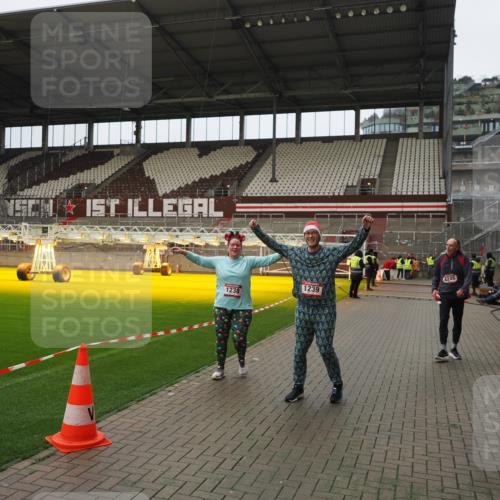 07.12.2025 - St. Pauli X-Mass-Run No. 15 Fabian Wolf http://msf.ph/oto/9422594 07.12.2025 11:53:22 Ziel 524, 1238, 1239, 1289, 1290, 2685, 2735, 3355, 3356, 4248 meine-sportfotos.de