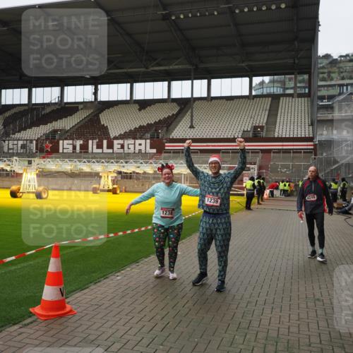07.12.2025 - St. Pauli X-Mass-Run No. 15 Fabian Wolf http://msf.ph/oto/9422597 07.12.2025 11:53:22 Ziel 524, 1238, 1239, 1289, 1290, 2685, 2735, 3355, 3356, 4248 meine-sportfotos.de