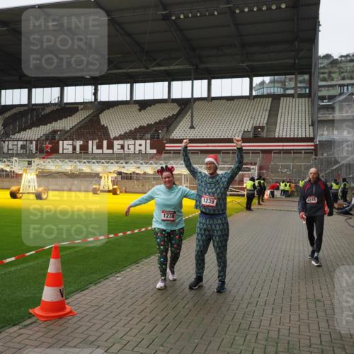 07.12.2025 - St. Pauli X-Mass-Run No. 15 Fabian Wolf http://msf.ph/oto/9422598 07.12.2025 11:53:22 Ziel 524, 1238, 1239, 1289, 1290, 2685, 2735, 3355, 3356, 4248 meine-sportfotos.de
