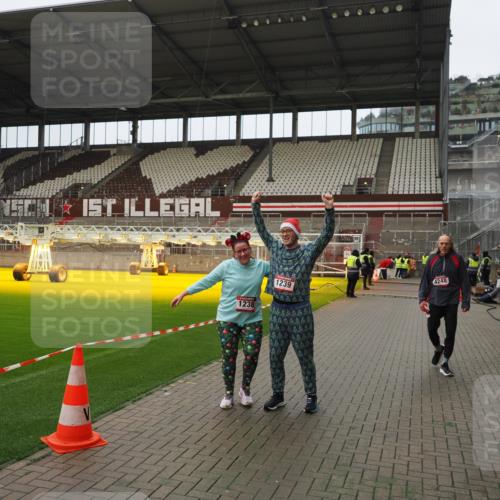 07.12.2025 - St. Pauli X-Mass-Run No. 15 Fabian Wolf http://msf.ph/oto/9422599 07.12.2025 11:53:23 Ziel 524, 1289, 1290, 2685, 2735, 3356, 4248 meine-sportfotos.de