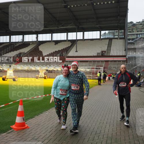 07.12.2025 - St. Pauli X-Mass-Run No. 15 Fabian Wolf http://msf.ph/oto/9422609 07.12.2025 11:53:25 Ziel 524, 1289, 1290, 4248 meine-sportfotos.de