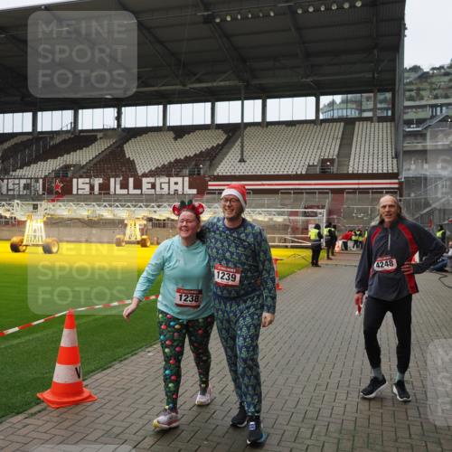 07.12.2025 - St. Pauli X-Mass-Run No. 15 Fabian Wolf http://msf.ph/oto/9422611 07.12.2025 11:53:25 Ziel 524, 1289, 1290, 4248 meine-sportfotos.de