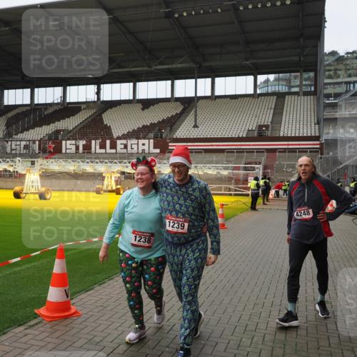 07.12.2025 - St. Pauli X-Mass-Run No. 15 Fabian Wolf http://msf.ph/oto/9422612 07.12.2025 11:53:25 Ziel 524, 1289, 1290, 4248 meine-sportfotos.de