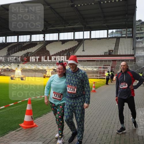 07.12.2025 - St. Pauli X-Mass-Run No. 15 Fabian Wolf http://msf.ph/oto/9422613 07.12.2025 11:53:26 Ziel 524, 1289, 1290, 4248 meine-sportfotos.de