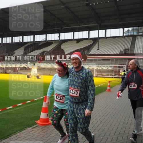 07.12.2025 - St. Pauli X-Mass-Run No. 15 Fabian Wolf http://msf.ph/oto/9422615 07.12.2025 11:53:26 Ziel 524, 1289, 1290, 4248 meine-sportfotos.de