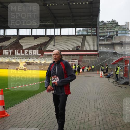 07.12.2025 - St. Pauli X-Mass-Run No. 15 Fabian Wolf http://msf.ph/oto/9422618 07.12.2025 11:53:27 Ziel 524, 4248 meine-sportfotos.de