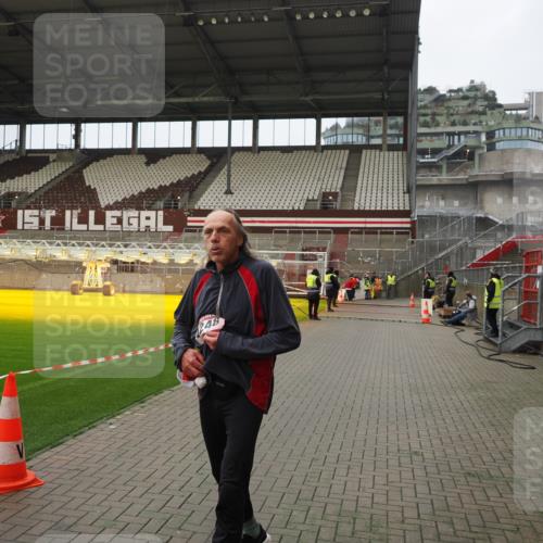 07.12.2025 - St. Pauli X-Mass-Run No. 15 Fabian Wolf http://msf.ph/oto/9422619 07.12.2025 11:53:27 Ziel 524, 4248 meine-sportfotos.de