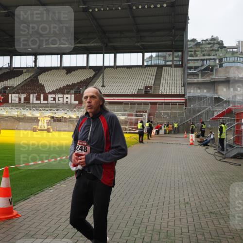 07.12.2025 - St. Pauli X-Mass-Run No. 15 Fabian Wolf http://msf.ph/oto/9422620 07.12.2025 11:53:28 Ziel 524, 4248 meine-sportfotos.de