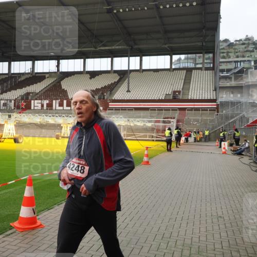 07.12.2025 - St. Pauli X-Mass-Run No. 15 Fabian Wolf http://msf.ph/oto/9422622 07.12.2025 11:53:28 Ziel 524, 4248 meine-sportfotos.de