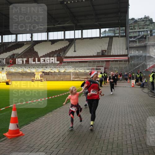 07.12.2025 - St. Pauli X-Mass-Run No. 15 Fabian Wolf http://msf.ph/oto/9422626 07.12.2025 11:53:52 Ziel 283, 287, 3249, 3507, 3510 meine-sportfotos.de