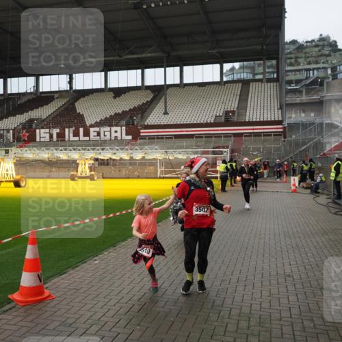 07.12.2025 - St. Pauli X-Mass-Run No. 15 Fabian Wolf http://msf.ph/oto/9422627 07.12.2025 11:53:52 Ziel 283, 287, 3249, 3507, 3510 meine-sportfotos.de
