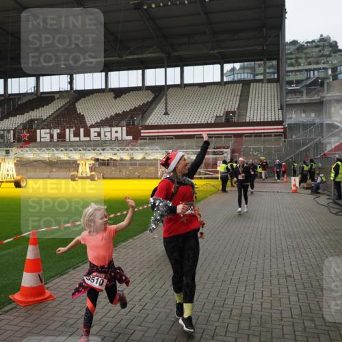 07.12.2025 - St. Pauli X-Mass-Run No. 15 Fabian Wolf http://msf.ph/oto/9422629 07.12.2025 11:53:53 Ziel 283, 287, 3249, 3507, 3510 meine-sportfotos.de