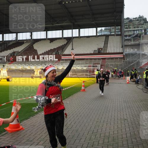 07.12.2025 - St. Pauli X-Mass-Run No. 15 Fabian Wolf http://msf.ph/oto/9422632 07.12.2025 11:53:53 Ziel 283, 287, 3249, 3507, 3510 meine-sportfotos.de