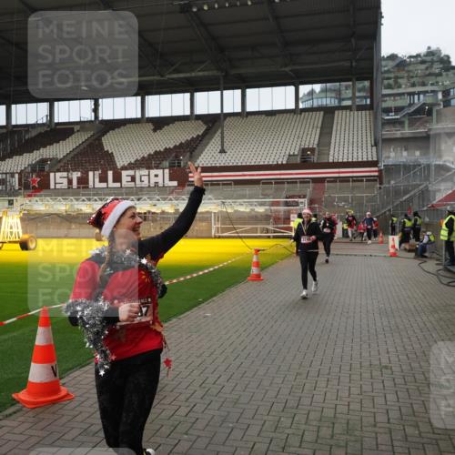 07.12.2025 - St. Pauli X-Mass-Run No. 15 Fabian Wolf http://msf.ph/oto/9422633 07.12.2025 11:53:54 Ziel 283, 287, 3249, 3507, 3510 meine-sportfotos.de