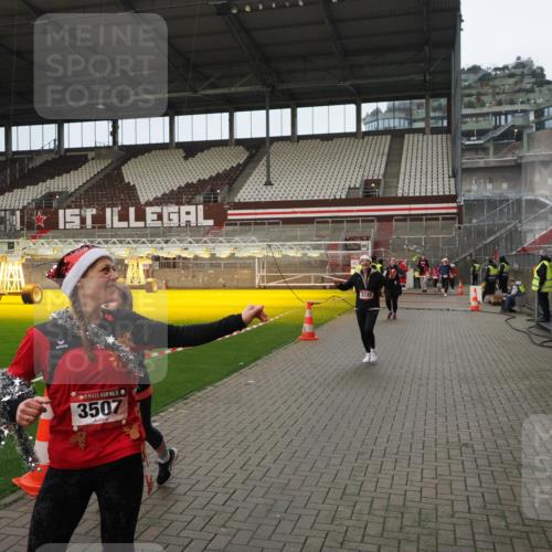 07.12.2025 - St. Pauli X-Mass-Run No. 15 Fabian Wolf http://msf.ph/oto/9422634 07.12.2025 11:53:54 Ziel 283, 287, 3249, 3507, 3510 meine-sportfotos.de