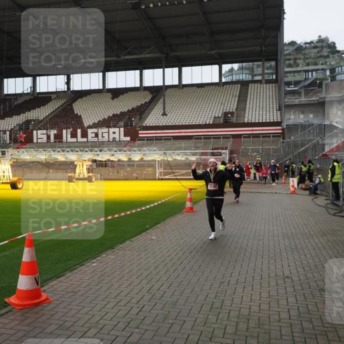 07.12.2025 - St. Pauli X-Mass-Run No. 15 Fabian Wolf http://msf.ph/oto/9422637 07.12.2025 11:53:54 Ziel 283, 287, 3249, 3507, 3510 meine-sportfotos.de