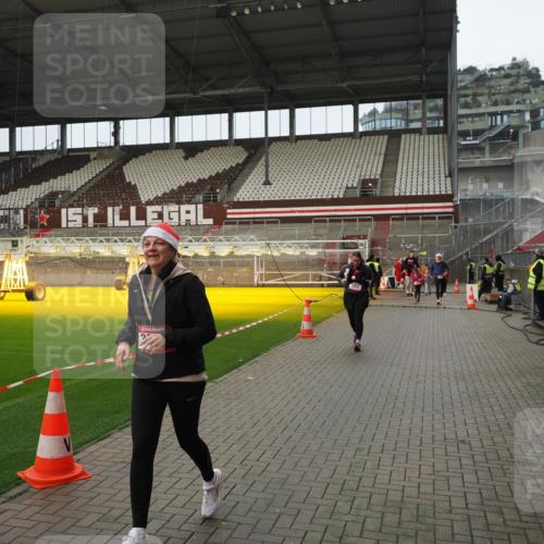 07.12.2025 - St. Pauli X-Mass-Run No. 15 Fabian Wolf http://msf.ph/oto/9422647 07.12.2025 11:53:57 Ziel 283, 287, 2229, 2625, 2626, 2629, 2759, 3249, 3507, 3510 meine-sportfotos.de