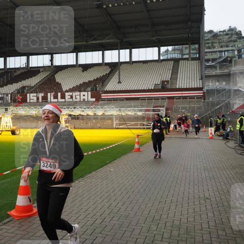 07.12.2025 - St. Pauli X-Mass-Run No. 15 Fabian Wolf http://msf.ph/oto/9422648 07.12.2025 11:53:57 Ziel 283, 287, 2229, 2625, 2626, 2629, 2759, 3249, 3507, 3510 meine-sportfotos.de