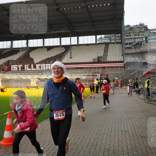 07.12.2025 - St. Pauli X-Mass-Run No. 15 Fabian Wolf http://msf.ph/oto/9422662 07.12.2025 11:54:04 Ziel 283, 287, 2229, 2625, 2626, 2629, 2759, 3031, 3249, 3418, 3507, 3510 meine-sportfotos.de