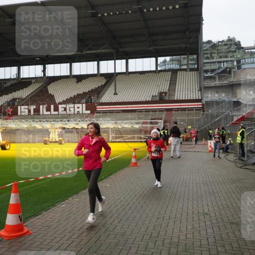 07.12.2025 - St. Pauli X-Mass-Run No. 15 Fabian Wolf http://msf.ph/oto/9422664 07.12.2025 11:54:05 Ziel 283, 287, 2229, 2625, 2626, 2629, 2759, 2963, 2970, 3031, 3249, 3418, 3507, 3510 meine-sportfotos.de