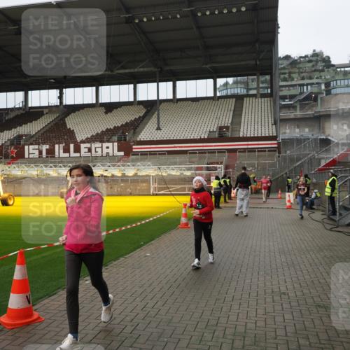 07.12.2025 - St. Pauli X-Mass-Run No. 15 Fabian Wolf http://msf.ph/oto/9422666 07.12.2025 11:54:06 Ziel 283, 287, 2229, 2625, 2626, 2629, 2759, 2963, 2970, 3031, 3249, 3418 meine-sportfotos.de