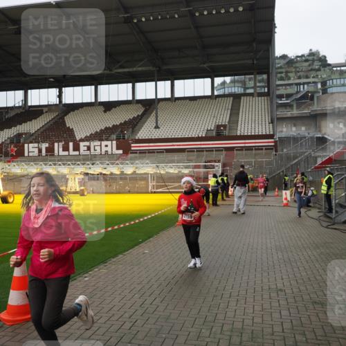 07.12.2025 - St. Pauli X-Mass-Run No. 15 Fabian Wolf http://msf.ph/oto/9422667 07.12.2025 11:54:06 Ziel 283, 287, 2229, 2625, 2626, 2629, 2759, 2963, 2970, 3031, 3249, 3418 meine-sportfotos.de