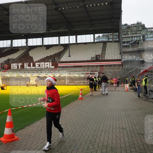 07.12.2025 - St. Pauli X-Mass-Run No. 15 Fabian Wolf http://msf.ph/oto/9422668 07.12.2025 11:54:07 Ziel 283, 2229, 2625, 2626, 2629, 2759, 2963, 2970, 3031, 3249, 3418 meine-sportfotos.de