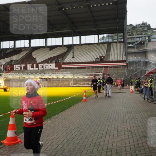 07.12.2025 - St. Pauli X-Mass-Run No. 15 Fabian Wolf http://msf.ph/oto/9422670 07.12.2025 11:54:07 Ziel 283, 2229, 2625, 2626, 2629, 2759, 2963, 2970, 3031, 3249, 3418 meine-sportfotos.de
