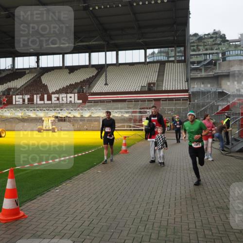 07.12.2025 - St. Pauli X-Mass-Run No. 15 Fabian Wolf http://msf.ph/oto/9422675 07.12.2025 11:54:13 Ziel 2229, 2625, 2626, 2629, 2759, 2963, 2970, 3031, 3247, 3418, 3989 meine-sportfotos.de
