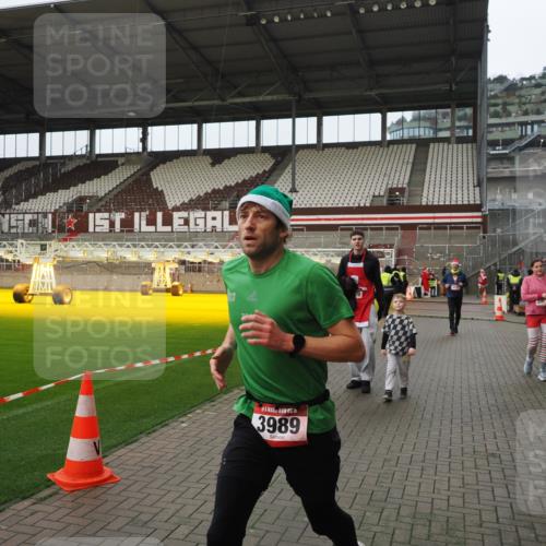 07.12.2025 - St. Pauli X-Mass-Run No. 15 Fabian Wolf http://msf.ph/oto/9422680 07.12.2025 11:54:15 Ziel 2229, 2625, 2626, 2629, 2759, 2963, 2970, 3031, 3247, 3418, 3989 meine-sportfotos.de