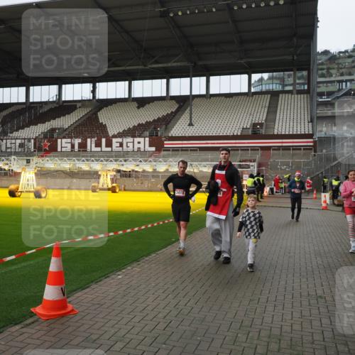 07.12.2025 - St. Pauli X-Mass-Run No. 15 Fabian Wolf http://msf.ph/oto/9422681 07.12.2025 11:54:15 Ziel 2229, 2625, 2626, 2629, 2759, 2963, 2970, 3031, 3247, 3418, 3989 meine-sportfotos.de