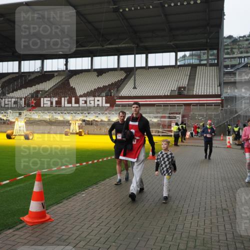 07.12.2025 - St. Pauli X-Mass-Run No. 15 Fabian Wolf http://msf.ph/oto/9422685 07.12.2025 11:54:16 Ziel 2229, 2626, 2629, 2759, 2963, 2970, 3031, 3247, 3418, 3989 meine-sportfotos.de