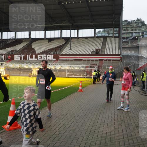 07.12.2025 - St. Pauli X-Mass-Run No. 15 Fabian Wolf http://msf.ph/oto/9422694 07.12.2025 11:54:18 Ziel 2963, 2970, 3031, 3247, 3418, 3989 meine-sportfotos.de
