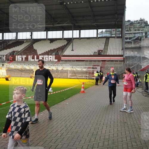 07.12.2025 - St. Pauli X-Mass-Run No. 15 Fabian Wolf http://msf.ph/oto/9422695 07.12.2025 11:54:18 Ziel 2963, 2970, 3031, 3247, 3418, 3989 meine-sportfotos.de