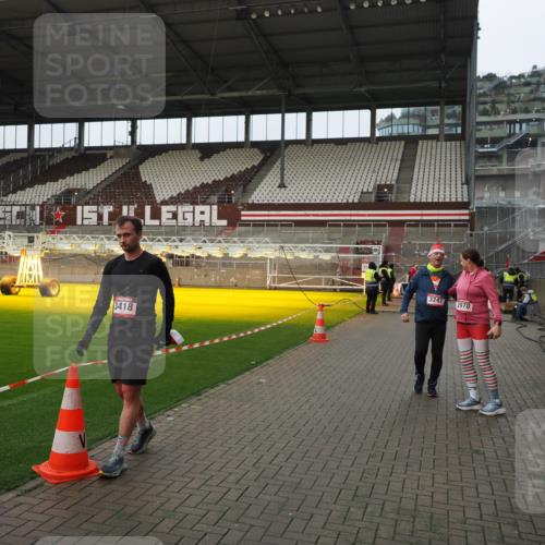 07.12.2025 - St. Pauli X-Mass-Run No. 15 Fabian Wolf http://msf.ph/oto/9422696 07.12.2025 11:54:19 Ziel 2963, 2970, 3031, 3247, 3446, 3989 meine-sportfotos.de