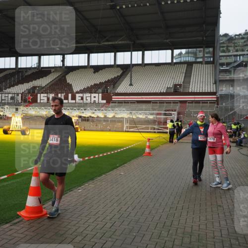 07.12.2025 - St. Pauli X-Mass-Run No. 15 Fabian Wolf http://msf.ph/oto/9422697 07.12.2025 11:54:19 Ziel 2963, 2970, 3031, 3247, 3446, 3989 meine-sportfotos.de