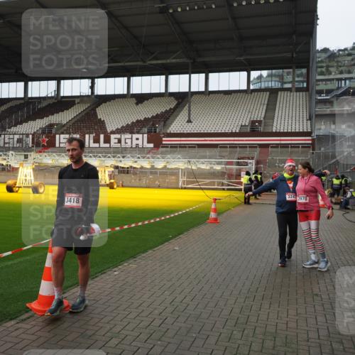 07.12.2025 - St. Pauli X-Mass-Run No. 15 Fabian Wolf http://msf.ph/oto/9422698 07.12.2025 11:54:19 Ziel 2963, 2970, 3031, 3247, 3446, 3989 meine-sportfotos.de