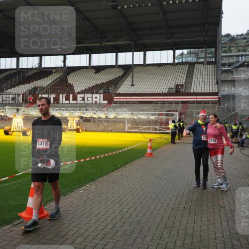 07.12.2025 - St. Pauli X-Mass-Run No. 15 Fabian Wolf http://msf.ph/oto/9422699 07.12.2025 11:54:20 Ziel 2963, 2970, 3031, 3247, 3446, 3989 meine-sportfotos.de