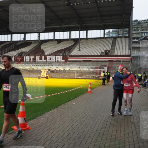 07.12.2025 - St. Pauli X-Mass-Run No. 15 Fabian Wolf http://msf.ph/oto/9422701 07.12.2025 11:54:20 Ziel 2963, 2970, 3031, 3247, 3446, 3989 meine-sportfotos.de
