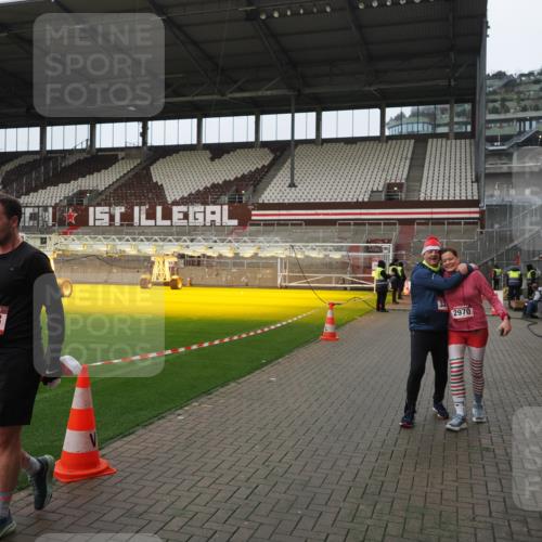 07.12.2025 - St. Pauli X-Mass-Run No. 15 Fabian Wolf http://msf.ph/oto/9422702 07.12.2025 11:54:20 Ziel 2963, 2970, 3031, 3247, 3446, 3989 meine-sportfotos.de