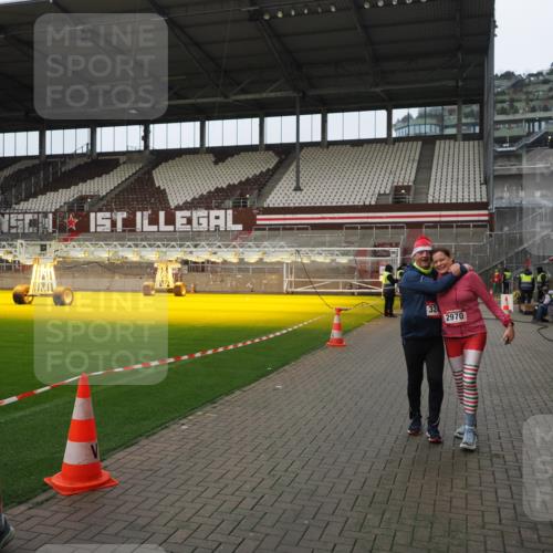 07.12.2025 - St. Pauli X-Mass-Run No. 15 Fabian Wolf http://msf.ph/oto/9422704 07.12.2025 11:54:21 Ziel 2963, 2970, 3031, 3247, 3446, 3989 meine-sportfotos.de