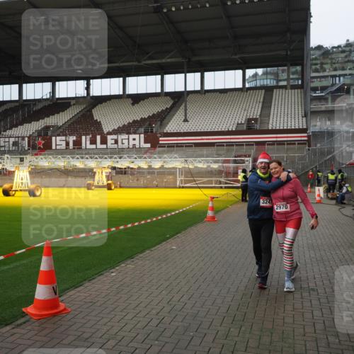 07.12.2025 - St. Pauli X-Mass-Run No. 15 Fabian Wolf http://msf.ph/oto/9422705 07.12.2025 11:54:21 Ziel 2963, 2970, 3031, 3247, 3446, 3989 meine-sportfotos.de