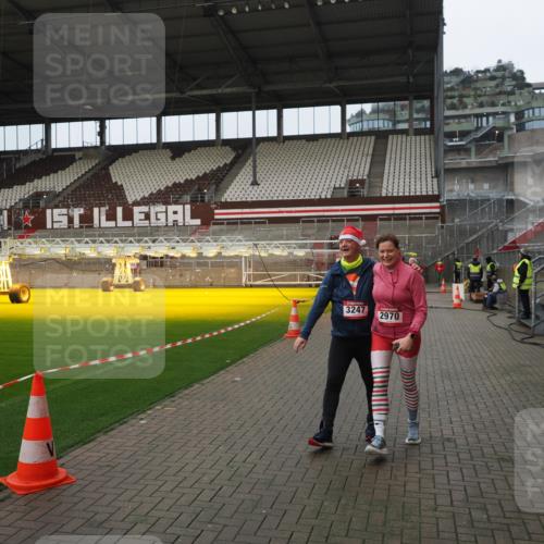 07.12.2025 - St. Pauli X-Mass-Run No. 15 Fabian Wolf http://msf.ph/oto/9422707 07.12.2025 11:54:21 Ziel 2963, 2970, 3031, 3247, 3446, 3989 meine-sportfotos.de