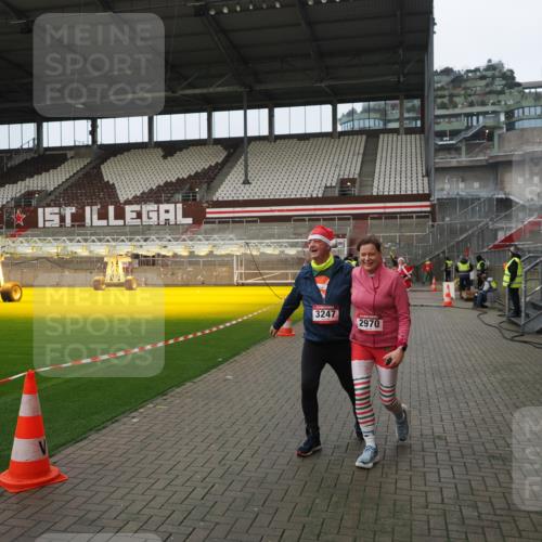 07.12.2025 - St. Pauli X-Mass-Run No. 15 Fabian Wolf http://msf.ph/oto/9422708 07.12.2025 11:54:22 Ziel 2963, 2970, 3031, 3247, 3446, 3989 meine-sportfotos.de