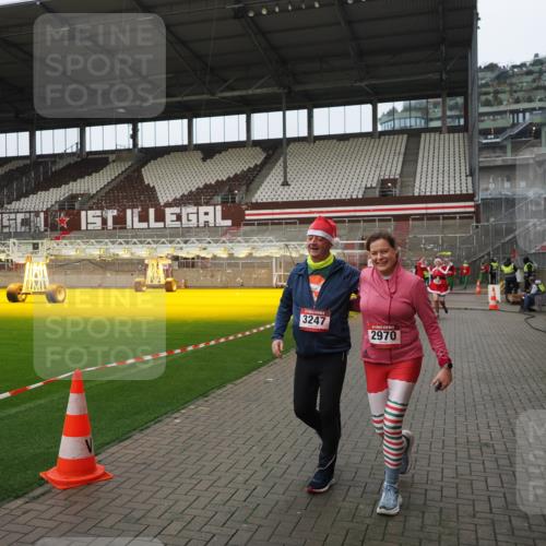 07.12.2025 - St. Pauli X-Mass-Run No. 15 Fabian Wolf http://msf.ph/oto/9422711 07.12.2025 11:54:22 Ziel 2963, 2970, 3031, 3247, 3446, 3989 meine-sportfotos.de