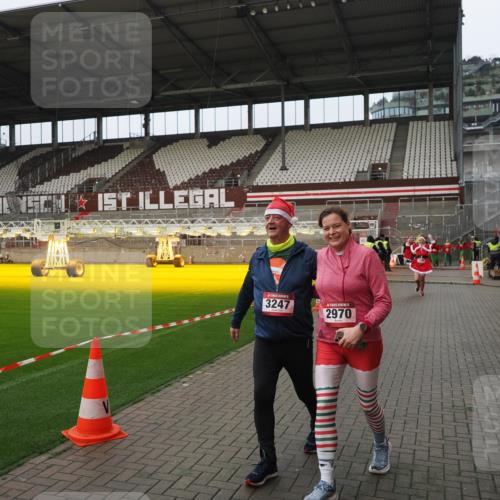 07.12.2025 - St. Pauli X-Mass-Run No. 15 Fabian Wolf http://msf.ph/oto/9422713 07.12.2025 11:54:23 Ziel 2963, 2970, 3247, 3446, 3989 meine-sportfotos.de