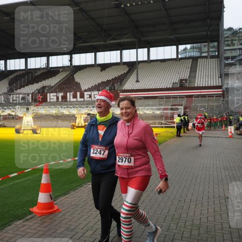 07.12.2025 - St. Pauli X-Mass-Run No. 15 Fabian Wolf http://msf.ph/oto/9422716 07.12.2025 11:54:23 Ziel 2963, 2970, 3247, 3446, 3989 meine-sportfotos.de