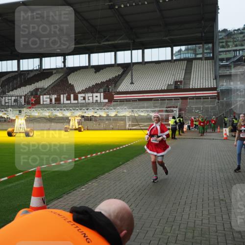 07.12.2025 - St. Pauli X-Mass-Run No. 15 Fabian Wolf http://msf.ph/oto/9422719 07.12.2025 11:54:27 Ziel 2775, 2778, 3247, 3446, 3989 meine-sportfotos.de