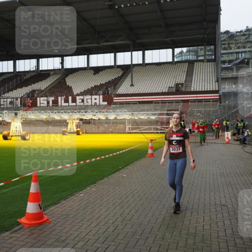 07.12.2025 - St. Pauli X-Mass-Run No. 15 Fabian Wolf http://msf.ph/oto/9422726 07.12.2025 11:54:29 Ziel 2775, 2778, 2782, 2783, 3446, 3989 meine-sportfotos.de